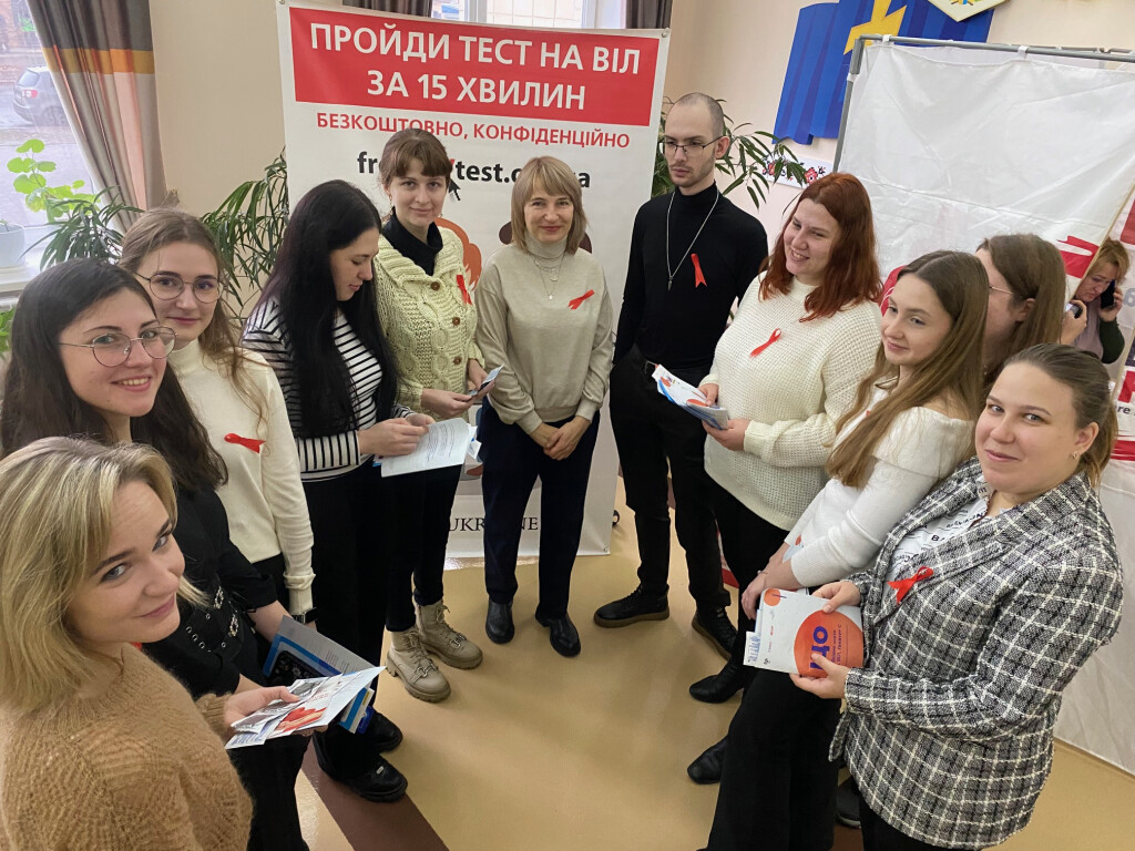 До Всесвітнього дня боротьби зі СНІДом та підтримки людей, які живуть із ВІЛ